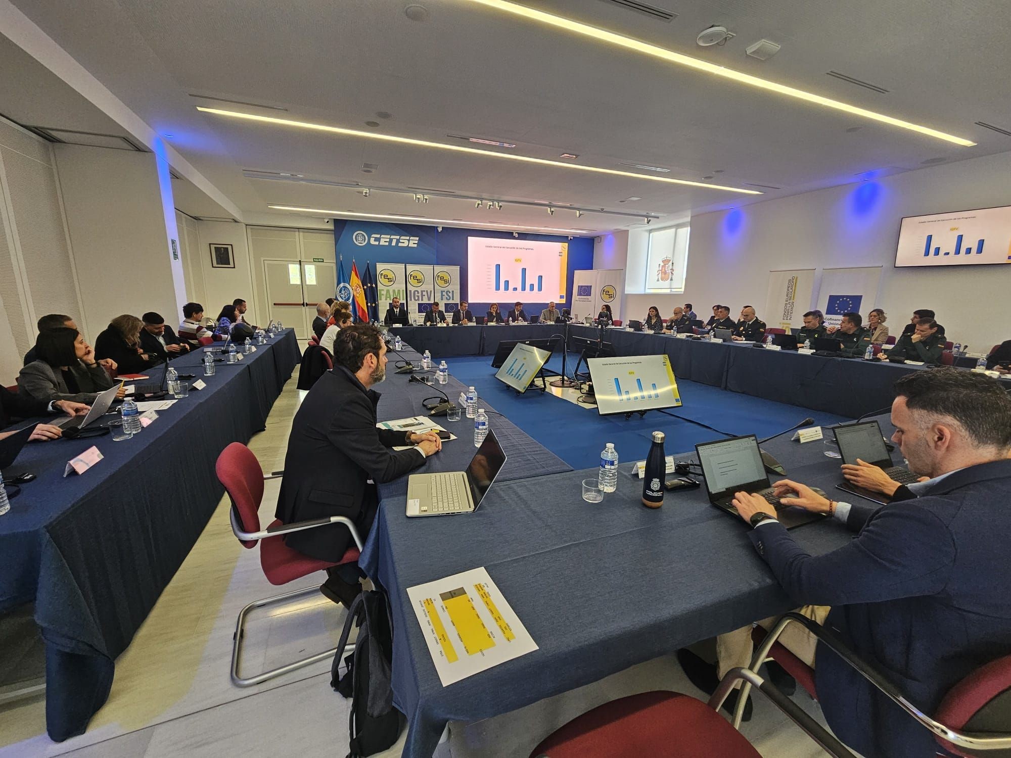Imagen de la reunión del Comité de Seguimiento, donde pueden verse entre otros a miembros de Policía Nacional.
